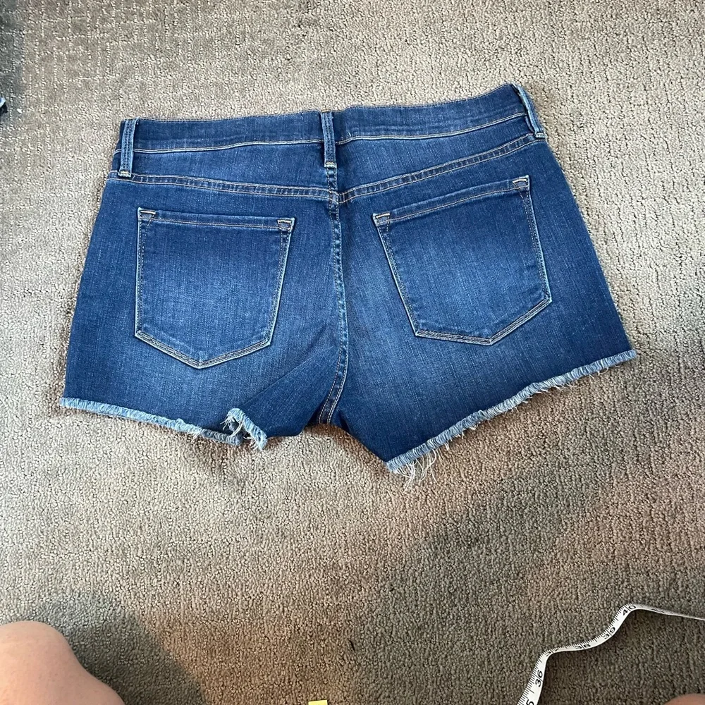 FRAME Le Cutoff Jean shorts - Picture 4 of 5